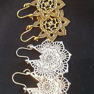 NWT 2 Pairs of Women's Floral Earrings